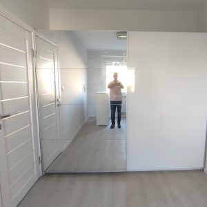 székrény áttelepítés (1cm-el kisebb helyre, mint a szekrény maga)